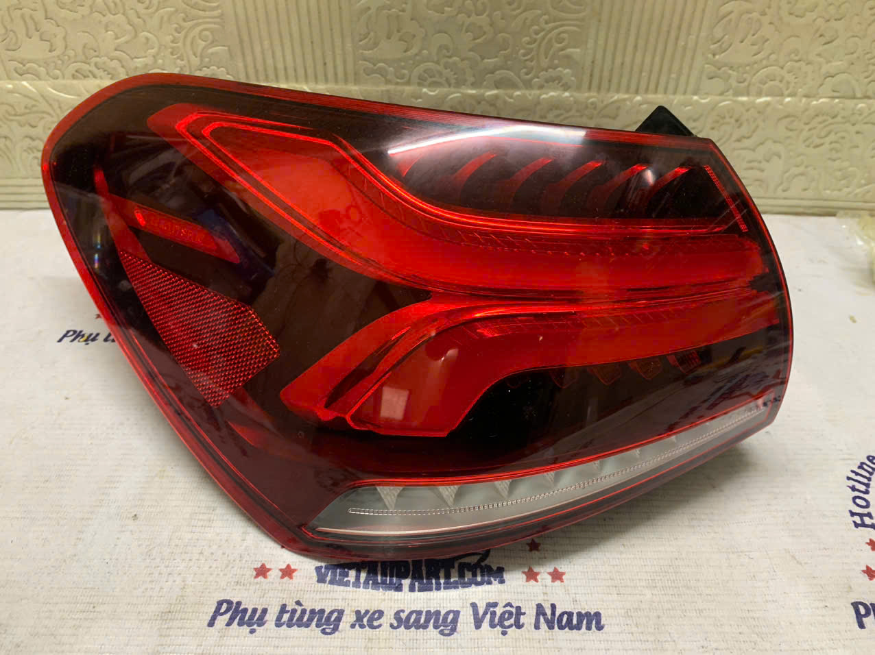 Đèn hậu trái Mercedes A200